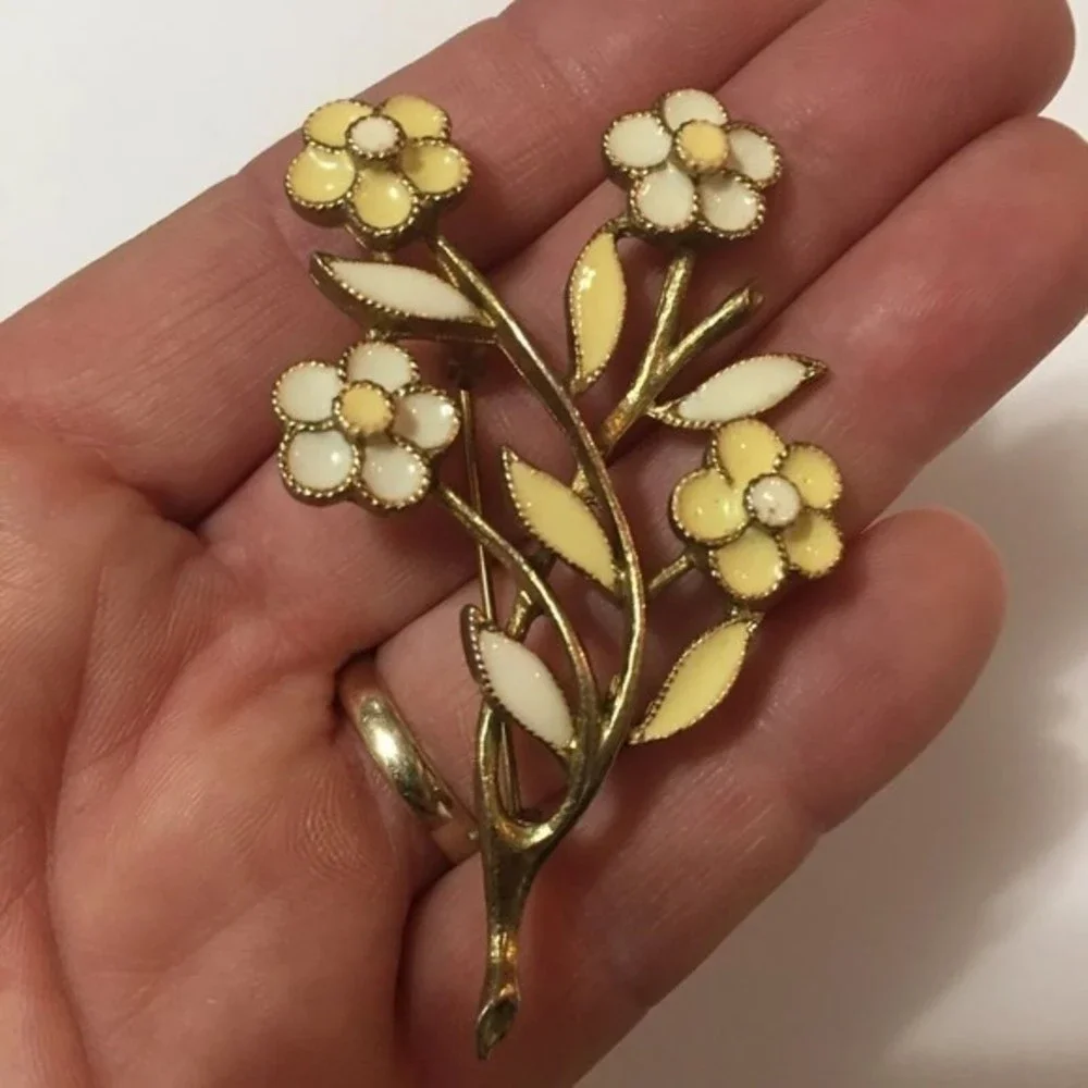 Vintage Gold Tone‎ Yellow White Flower Pin Scarf Brooch 2.5
